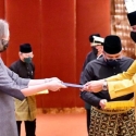 U.S. Ambassador to Brunei Darussalam Caryn McClelland presents her Letter of Credence to His Majesty the Sultan of Brunei Darussalam.