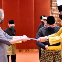 U.S. Ambassador to Brunei Darussalam Caryn McClelland presents her Letter of Credence to His Majesty the Sultan of Brunei Darussalam.